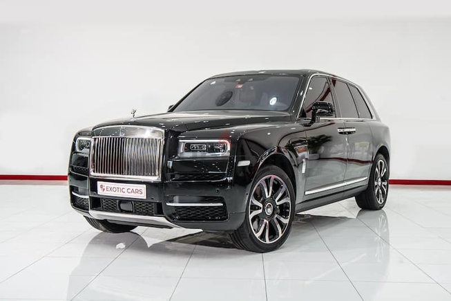 WARRANTY + SERVICE TIL MARCH 2023 || GCC CAR Rolls Royce Cullinan 2020 Black-Red+Black 24,000 KM