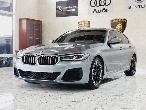 AED 4600/ MONTH - BMW 530i M PACKAGE - 2022 - GCC - FREE SERVICE CONTRACT - UNDER WARRANTY