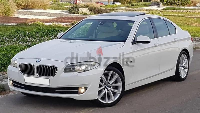 EXCELLENT BMW 523i V6 == GCC = FULLY LOADED == FACTORY CONDITION == REAR SCREENS