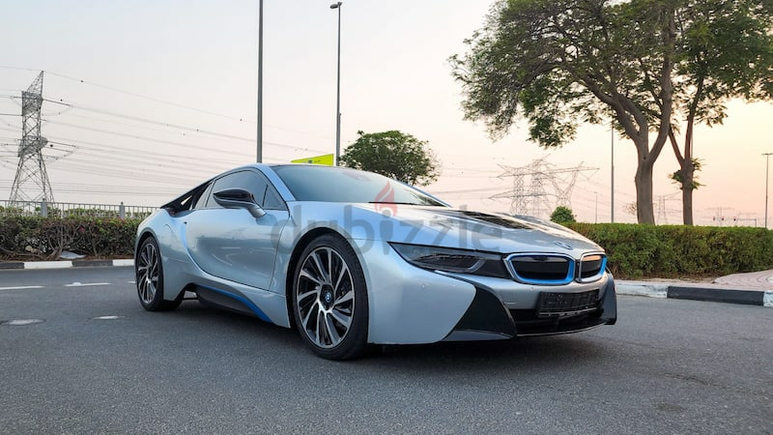 BMW - I 8 - E DRIVE - 2016 MODEL - GCC SPECS - WITH A LOW MILEAGE OF 29,000 KM ONLY - SINGLE OWNER