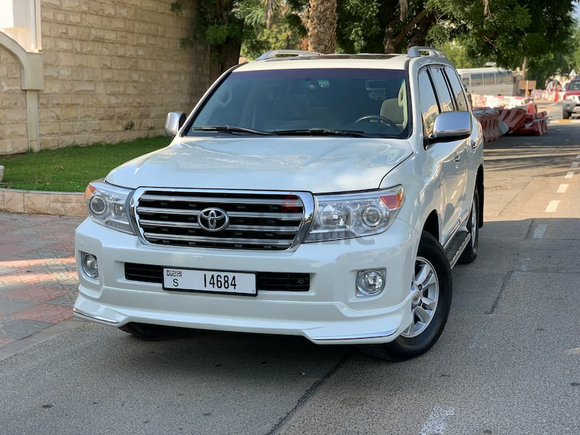 TOYOTA LAND CRUISER 2009 //VXR// GCC //V8//FULL OPTIONS //SUNROOF//HAVE FRIDGE//4*4