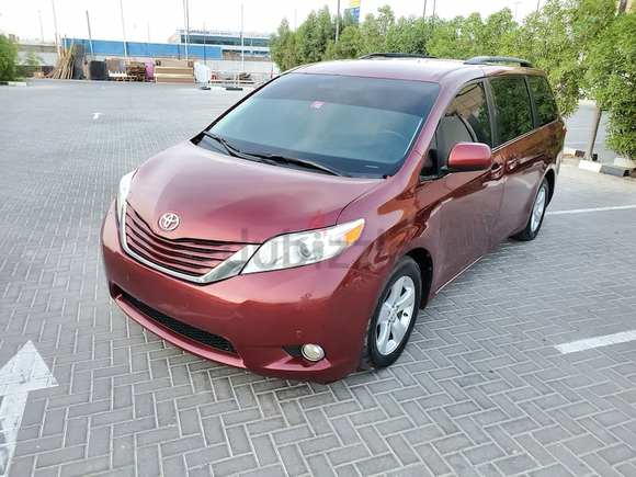 TOYOTA SIENNA 2015 MID OPTION SEVEN SEATER IN EXCELLENT CONDITION