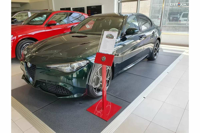 Alfa Romeo Giulia, 2.0 л., 2021 г., почти новый