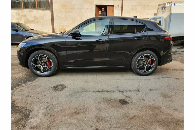 Alfa Romeo Stelvio, 2.0 л., 2021 г., почти новый