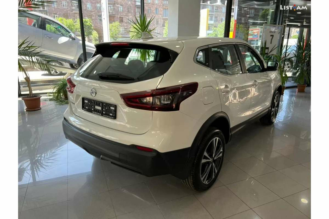 Nissan Qashqai, 2.0 л., 2022 г., почти новый