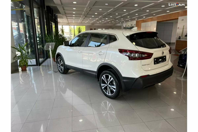 Nissan Qashqai, 2.0 л., 2022 г., почти новый