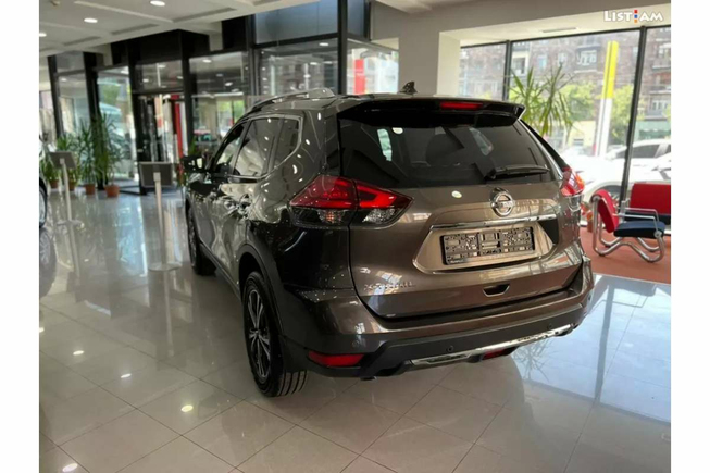 Nissan X-Trail, 2.5 л., полный привод, 2022 г., почти новый