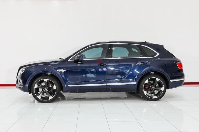 WARRANTY AVAILABLE || Bentley Bentayga V8 2019 Blue-Red 36,000 KM