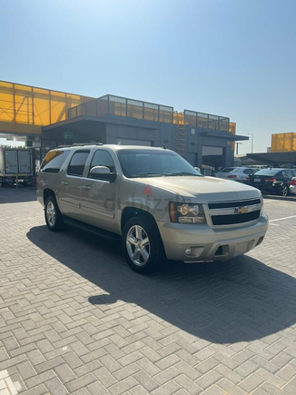 Chevrolet Suburban gold, 2014, full option, Canadian specs, in perfect condition, 4WD.