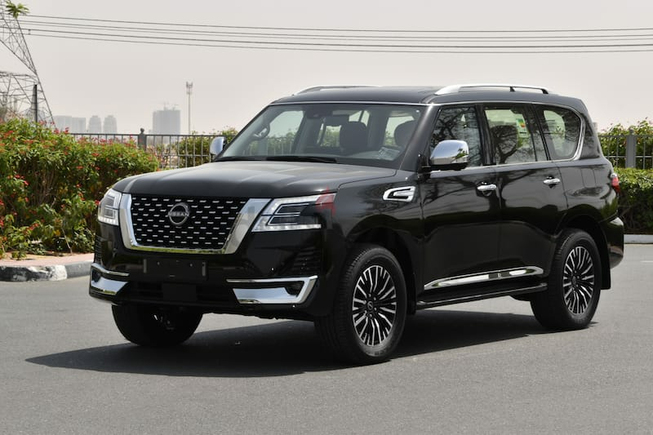 Nissan patrol V8 platinum Gcc 3 years local Delar warranty