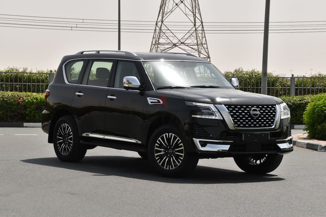 Nissan patrol V8 platinum Gcc 3 years local Delar warranty