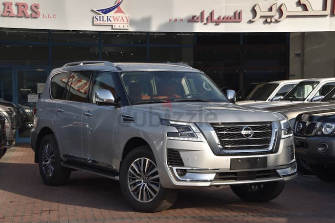 Nissan patrol V6 platinum Gcc 3 years local Delar warranty