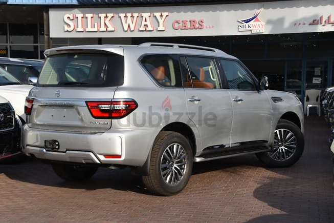 Nissan patrol V6 platinum Gcc 3 years local Delar warranty