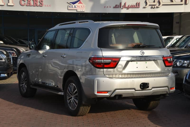 Nissan patrol V6 platinum Gcc 3 years local Delar warranty