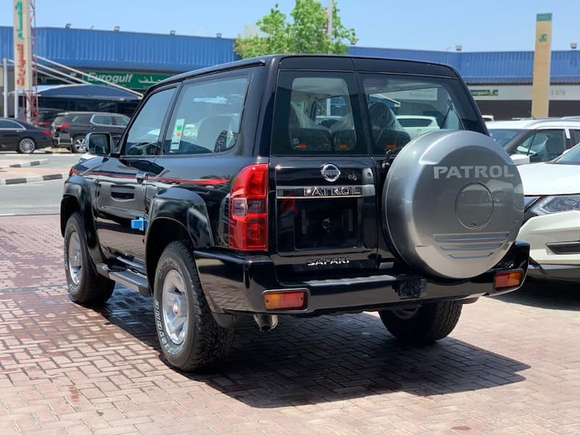 Nissan patrol Safari M/T 3 Doors Gcc 3 years local Deale