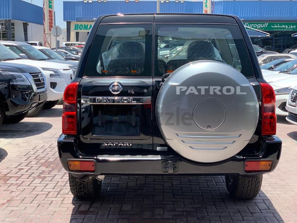 Nissan patrol Safari M/T 3 Doors Gcc 3 years local Deale