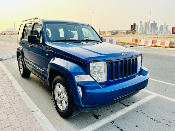 Jeep Cherokee 2010 3.7L V6 4WD 2WD Gcc mid single owner accident free original paint low Kilomiters