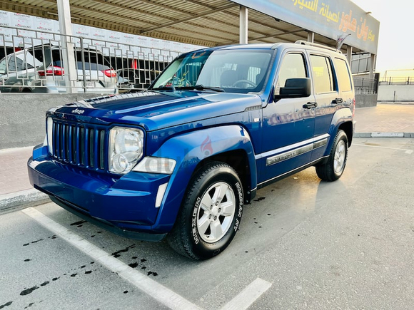 Jeep Cherokee 2010 3.7L V6 4WD 2WD Gcc mid single owner accident free original paint low Kilomiters