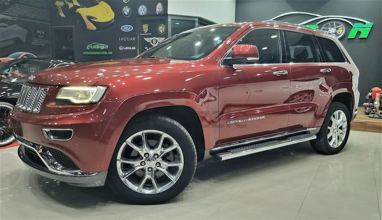 JEEP GRAND CHEROKEE SUMMIT 2014 GCC IN GOOD CONDITION WITH FULL SERVICE HISTORY FROM AL FUTTAIM
