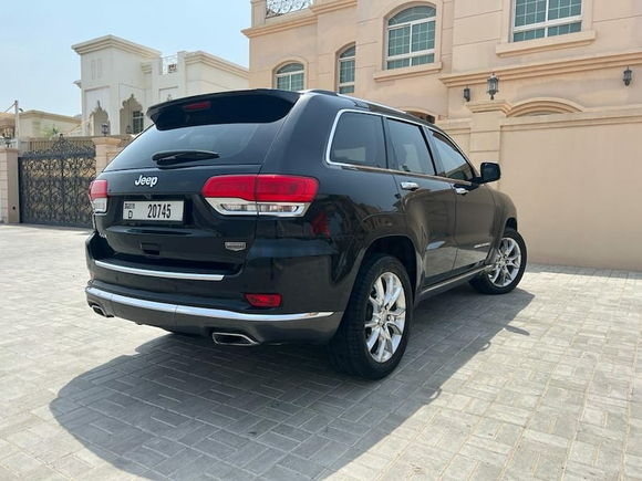 Jeep Grand Cherokee Summit GCC Full option Full service history at the dealership.