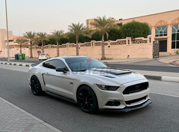 2017 MUSTANG GT/V8 full premium special color pearly white car in very excellent condition