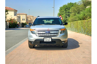 Stunning Silver Ford Explorer 4WD XLT 2014 GCC Fully Loaded Zero Accident Original Paint