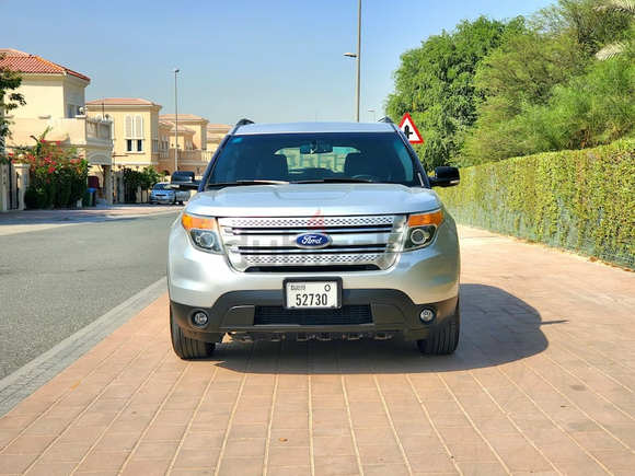 Stunning Silver Ford Explorer 4WD XLT 2014 GCC Fully Loaded Zero Accident Original Paint