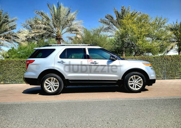 Stunning Silver Ford Explorer 4WD XLT 2014 GCC Fully Loaded Zero Accident Original Paint