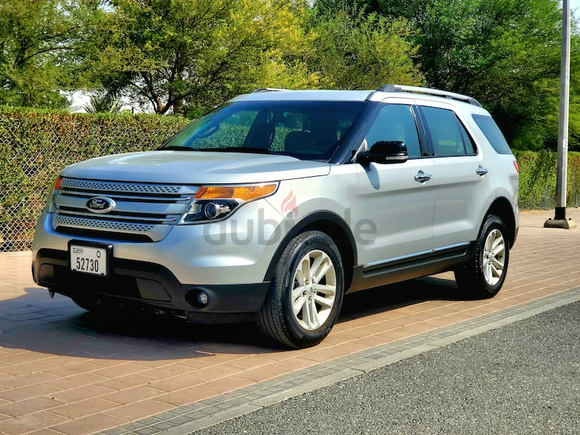 Stunning Silver Ford Explorer 4WD XLT 2014 GCC Fully Loaded Zero Accident Original Paint