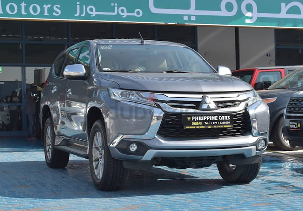 MITSUBISHI MONTERO SPORT GRAY 2017 / GCC / SPECS